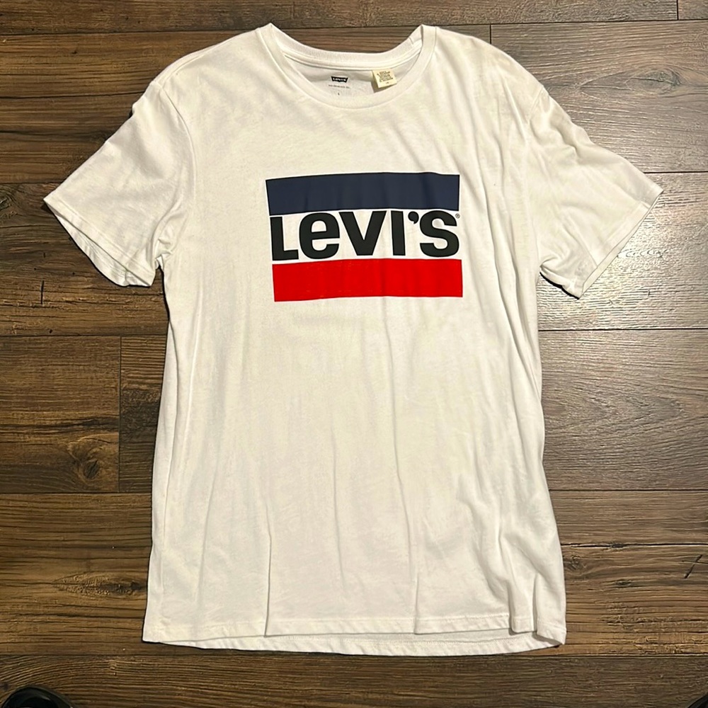 White classic Levi’s t shirt size large